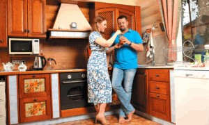 Марина Девятова со своим мужем стоят на кухне загородного дома