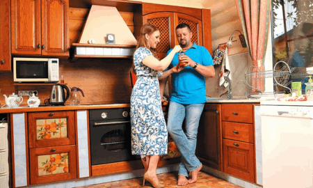 Марина Девятова со своим мужем стоят на кухне загородного дома