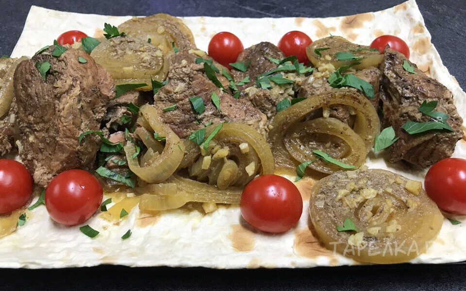 Блюда из мяса с луком и помидорами