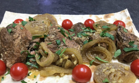 Блюда из мяса с луком и помидорами