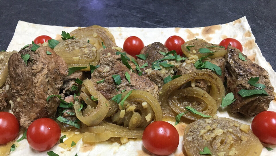 Блюда из мяса с луком и помидорами