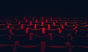 alt красные стулья в театре