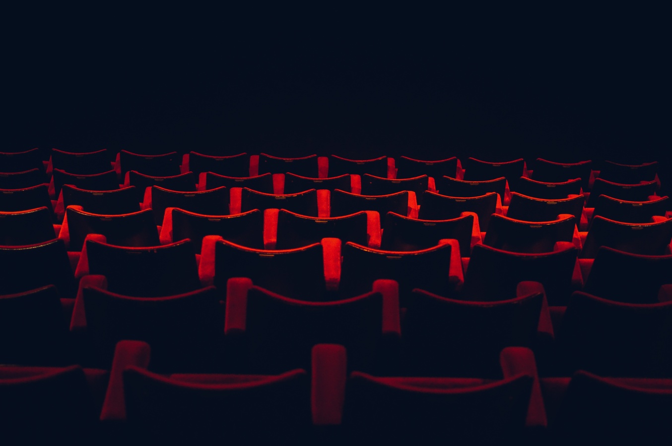 alt красные стулья в театре