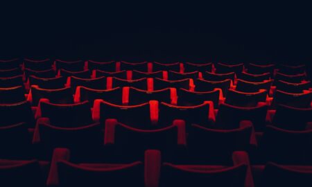 alt красные кресла в зрительном зале