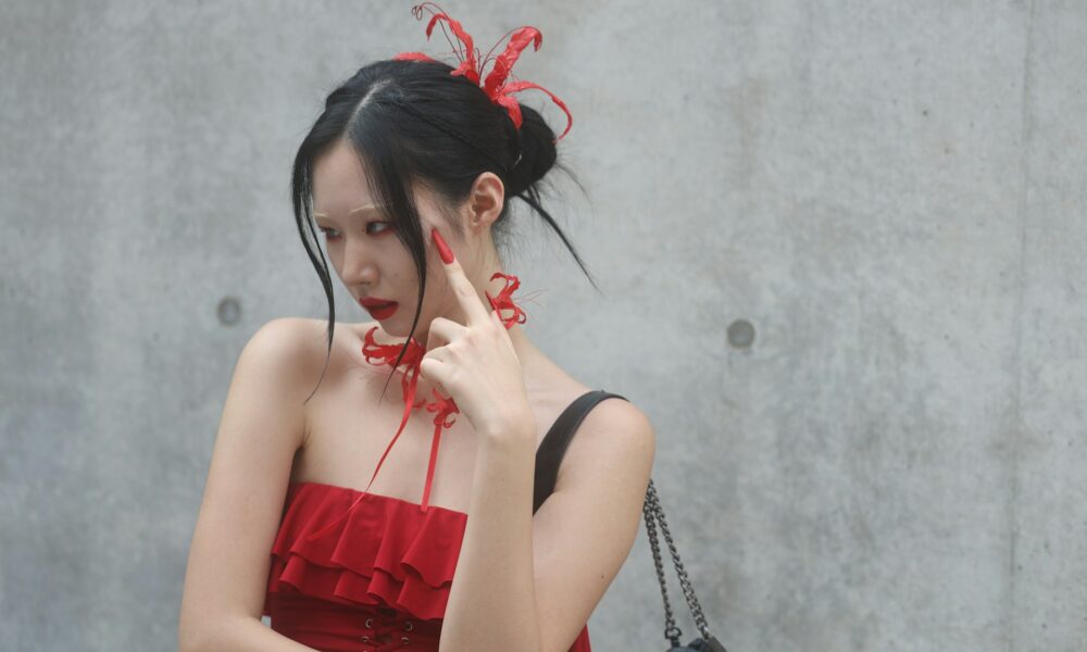 Девушка в красном платье