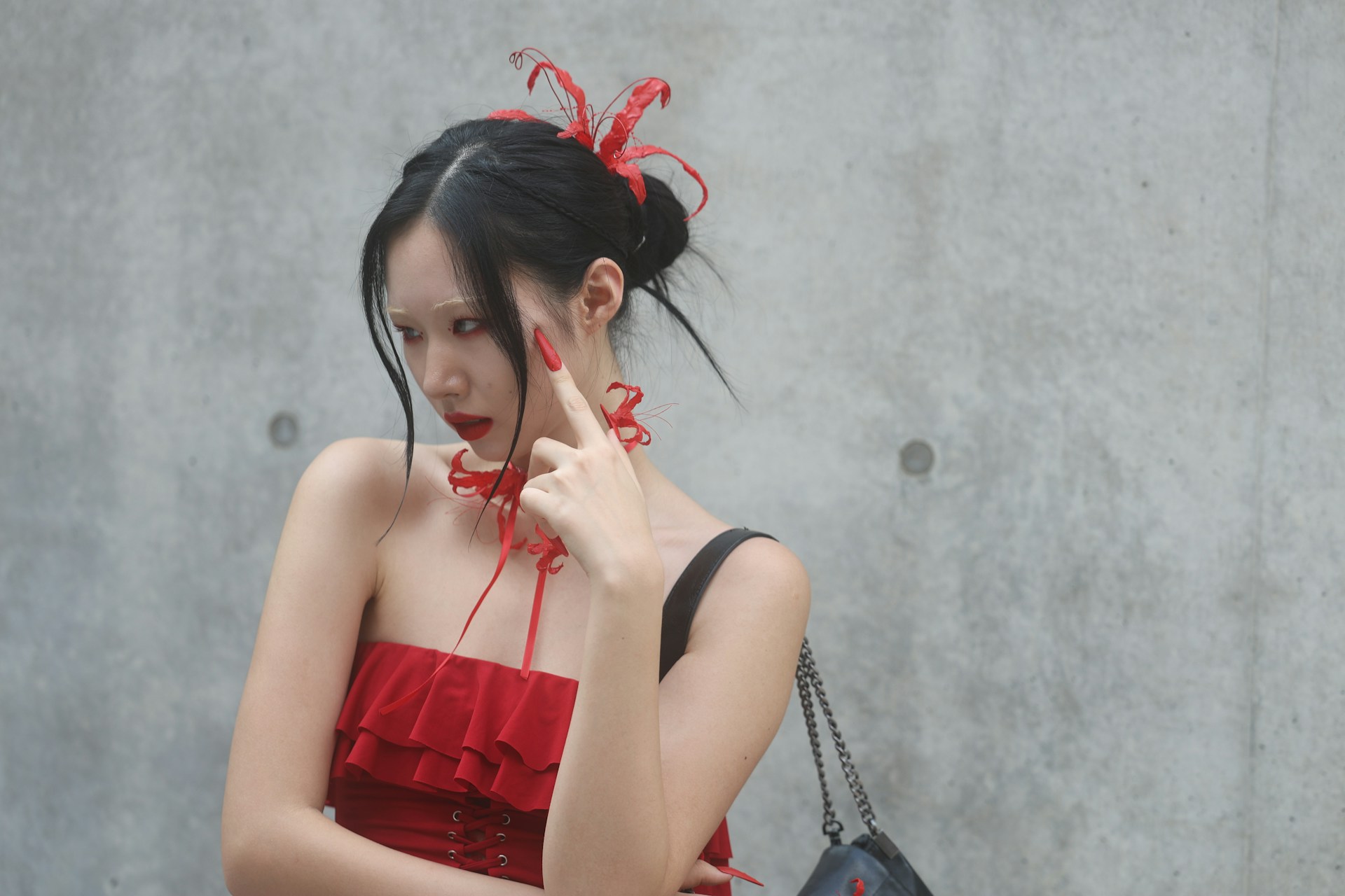 Девушка в красном платье