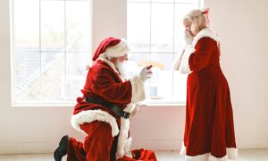 Дед Мороз дарит подарок жене