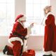 Дед Мороз дарит подарок жене