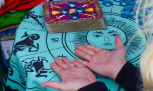 Таролог делает расклад