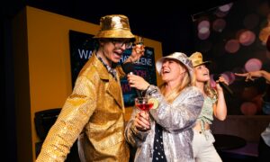 Люди поют в караоке