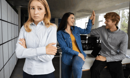 Расстроенная девушка и радостные люди.