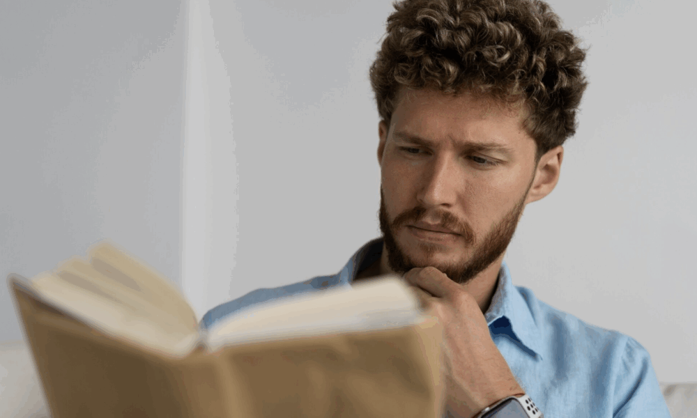 Мужчина читает книгу