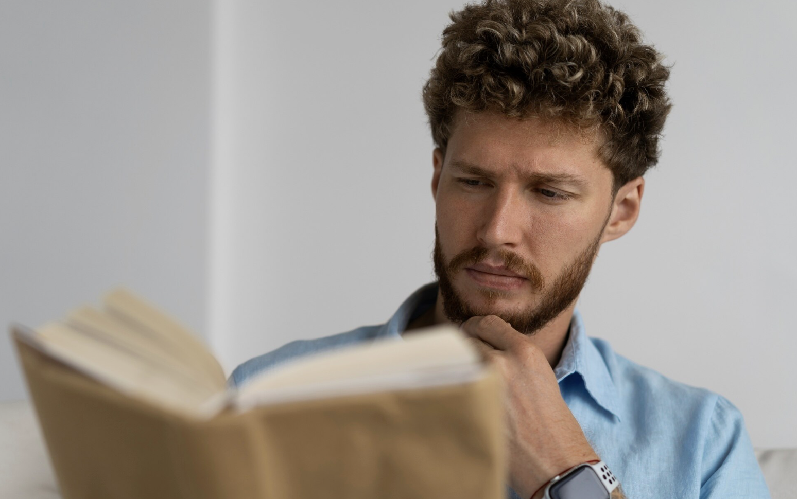 Мужчина читает книгу