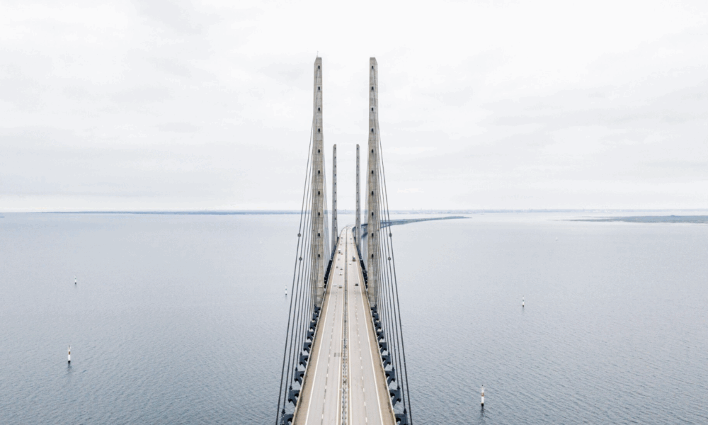 Огромный мост через море