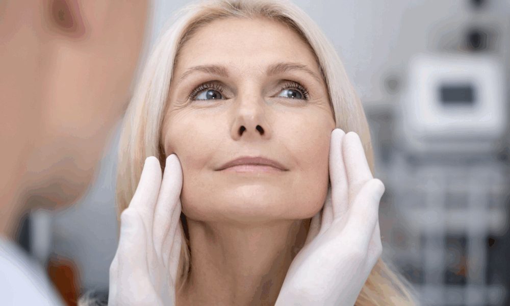 Женщина у косметолога