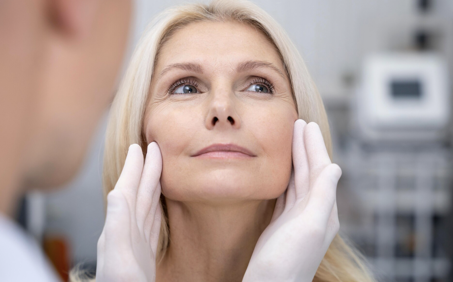 Женщина у косметолога