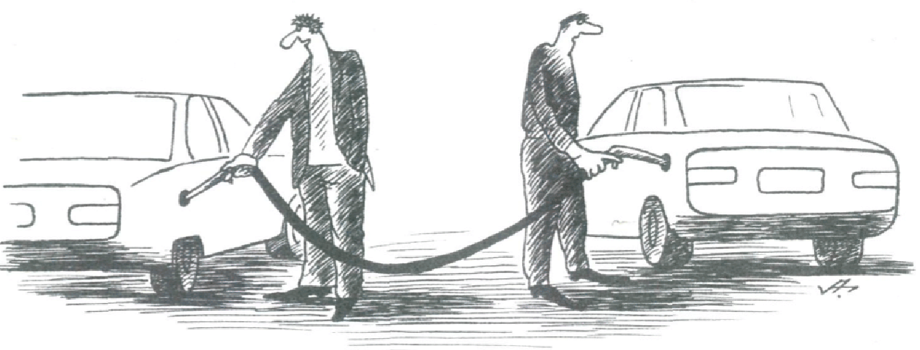 Два человека заправляют машину