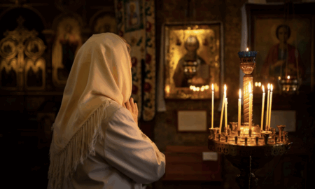 женщина молится в церкви