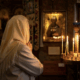 женщина молится в церкви