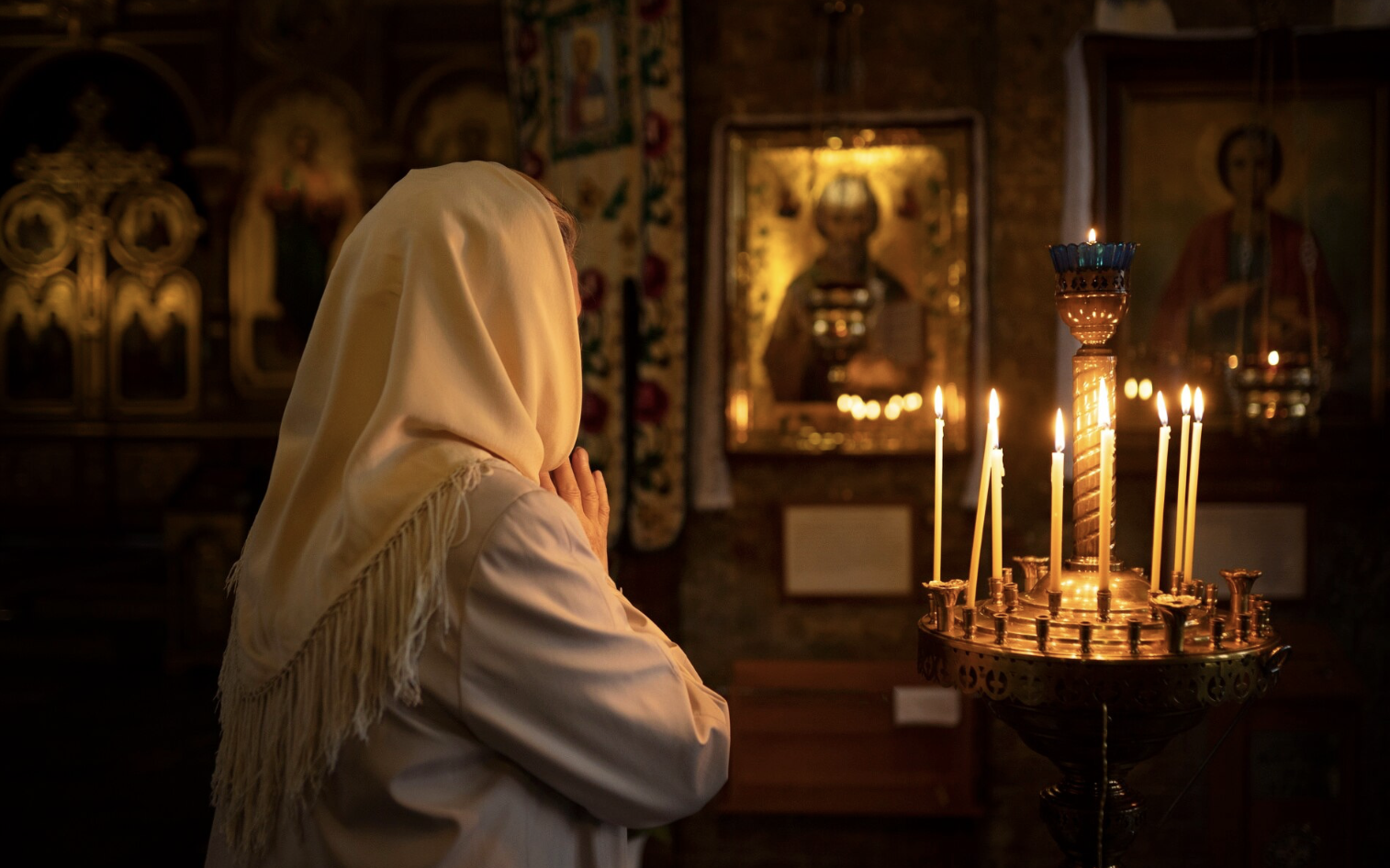 женщина молится в церкви