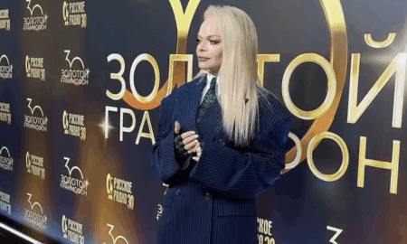 Лариса Долина фотографируется