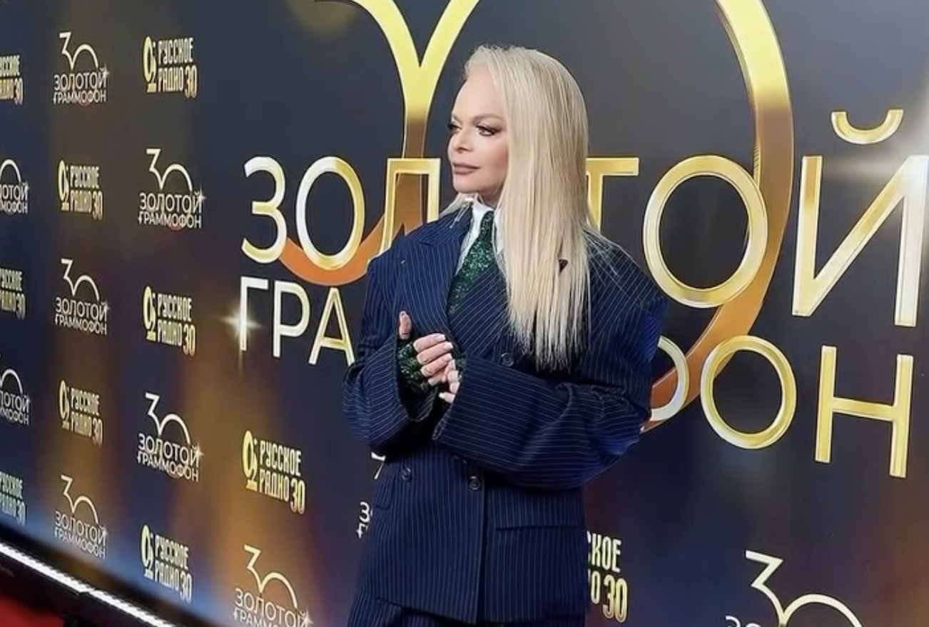 Лариса Долина фотографируется