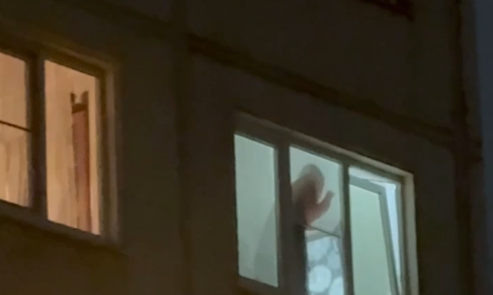 дети играют на подоконнике