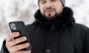 мужчина смотрит в телефон