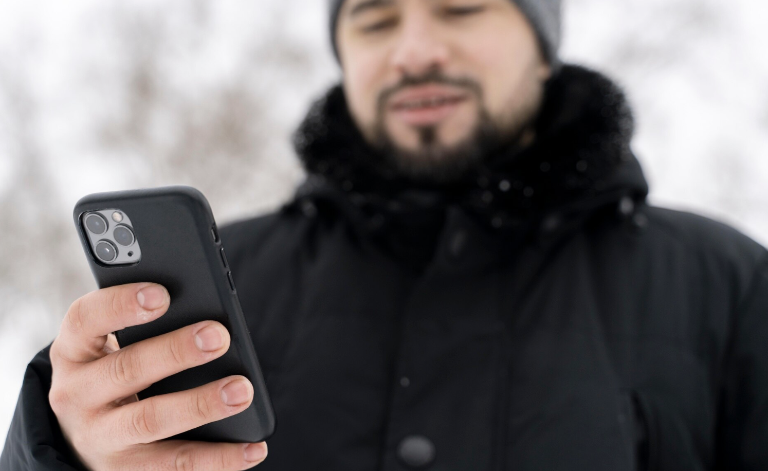 мужчина смотрит в телефон