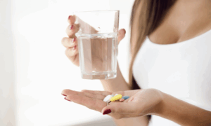 витамины в руке у девушки