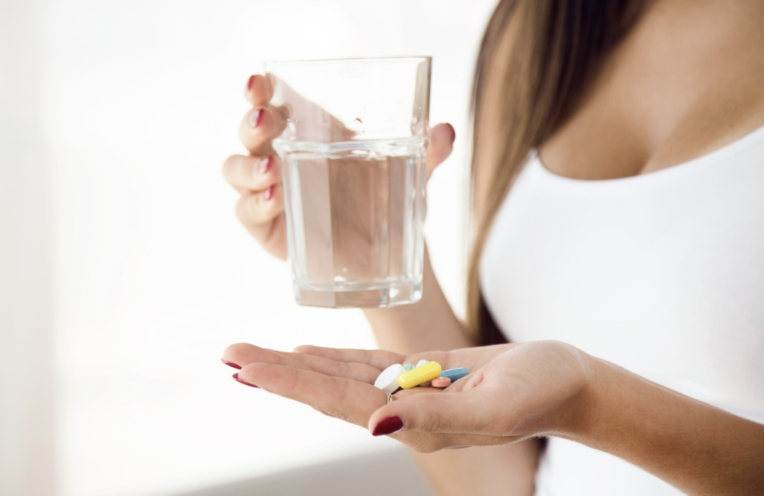 витамины в руке у девушки