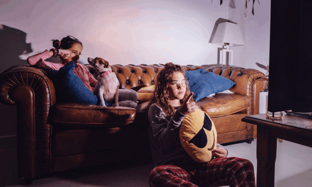 дети смотрят телевизор