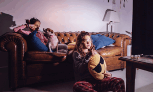 дети смотрят телевизор