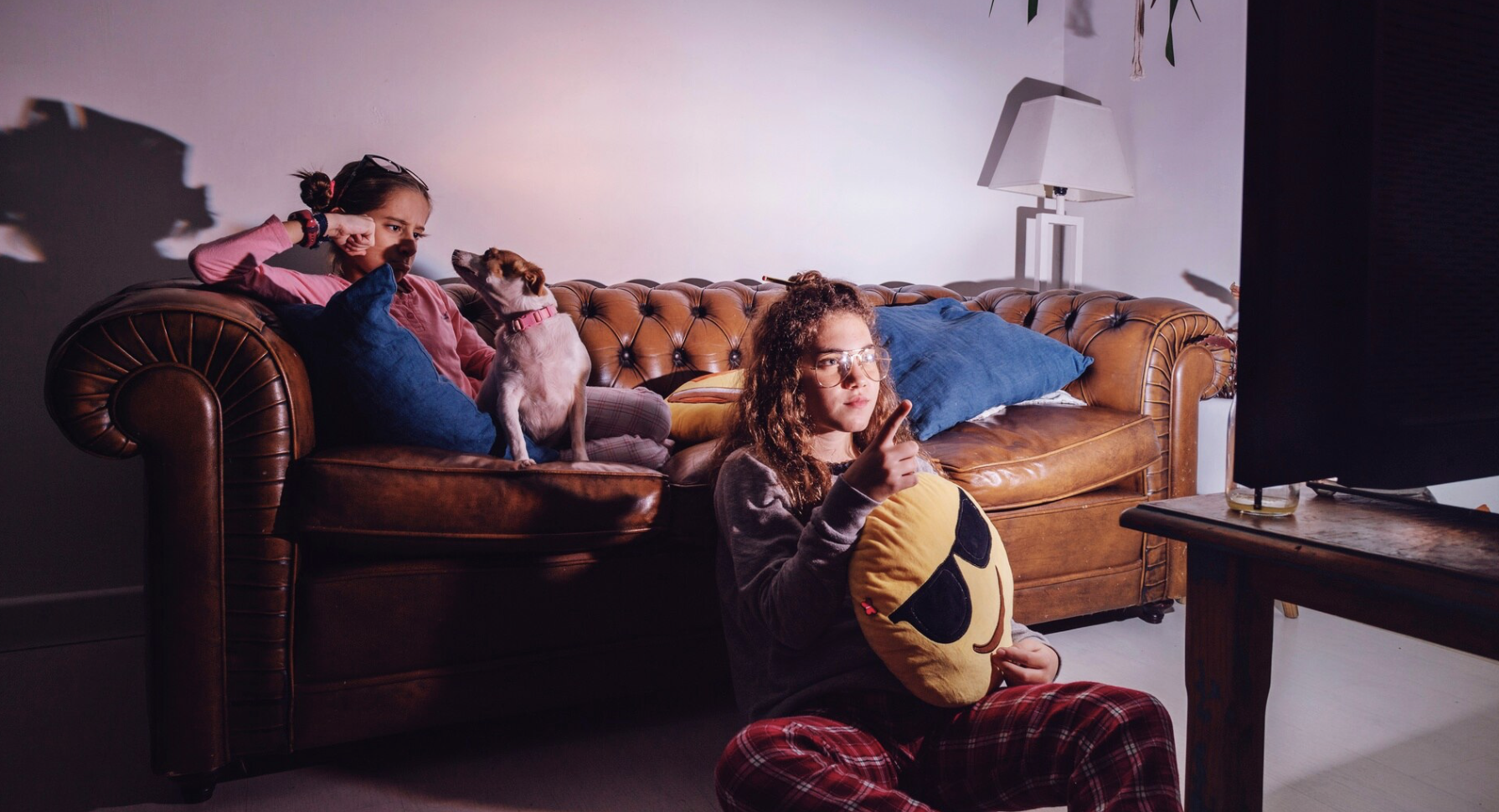 дети смотрят телевизор