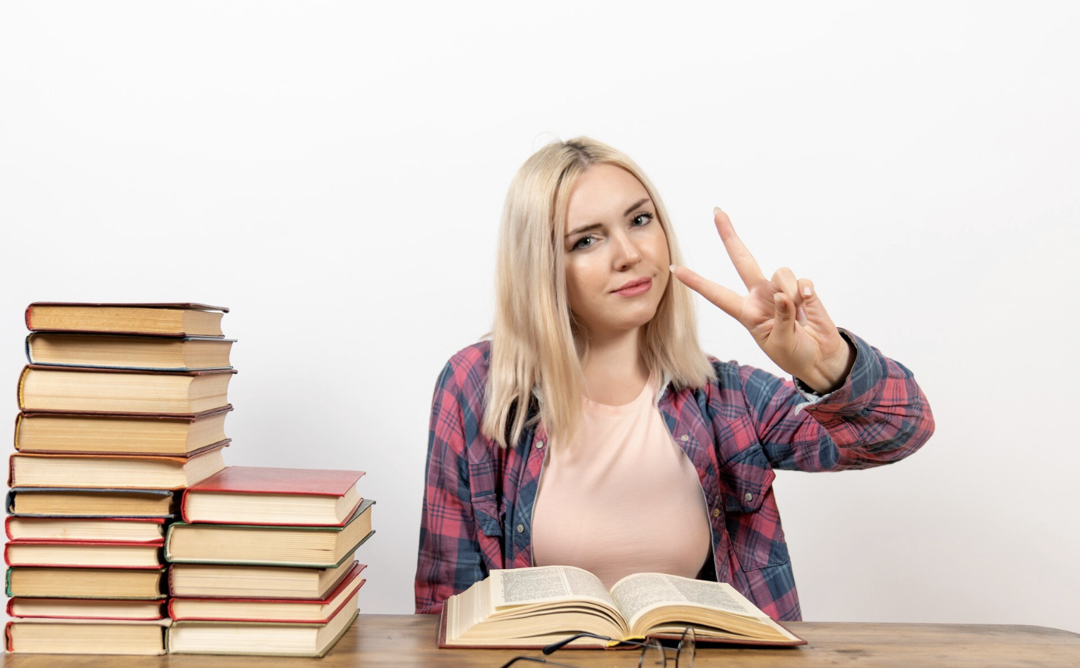 девушка с книгами