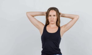 девушка держит руки за головой