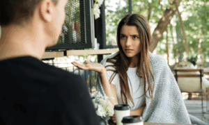 люди спорят в кафе