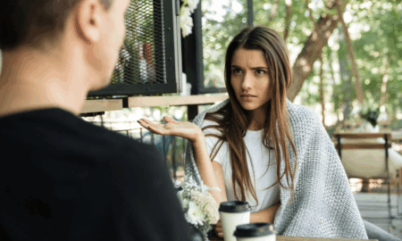 люди спорят в кафе