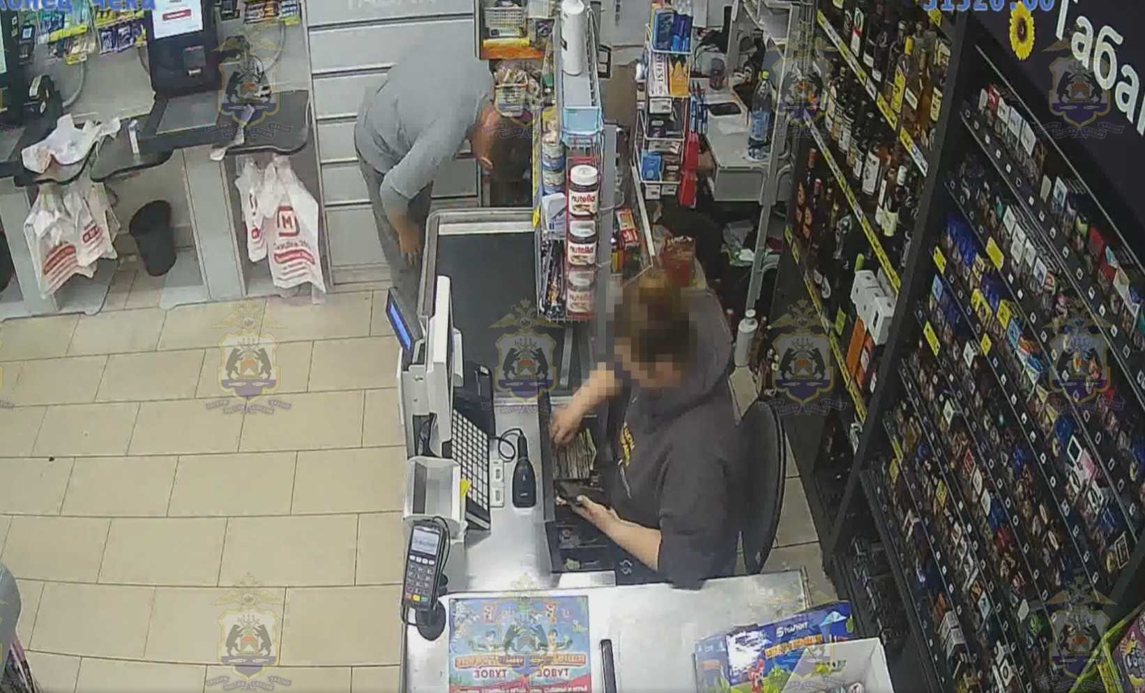 продавщица ворует выручку