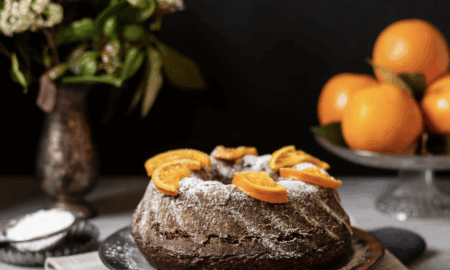 апельсиновый кекс на тарелке