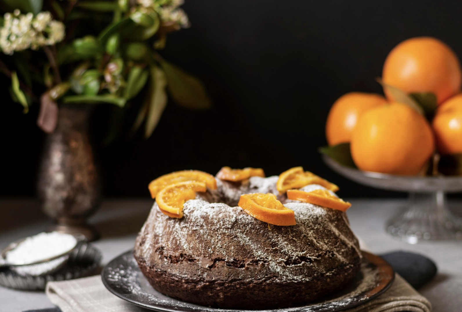 апельсиновый кекс на тарелке