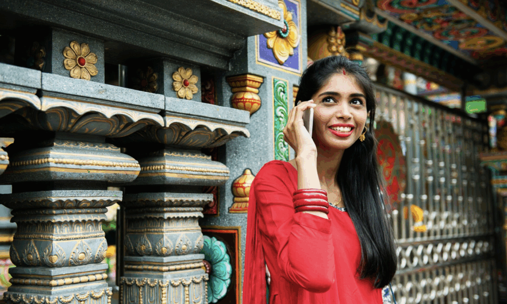 Девушка в Индии в национальном сари разговаривает по телефону