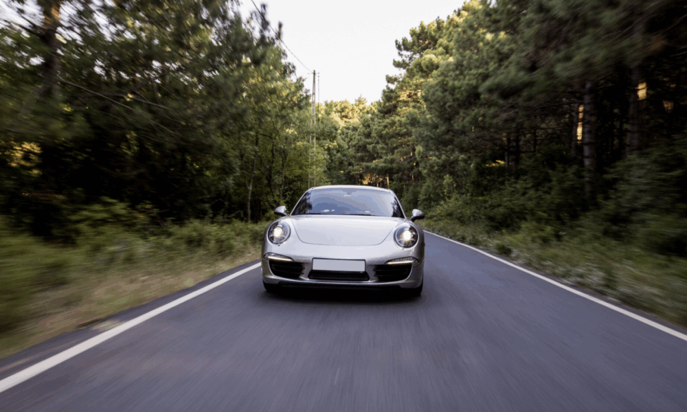 Машина едет по асфальтовой дороге