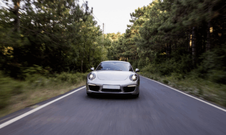 Машина едет по асфальтовой дороге