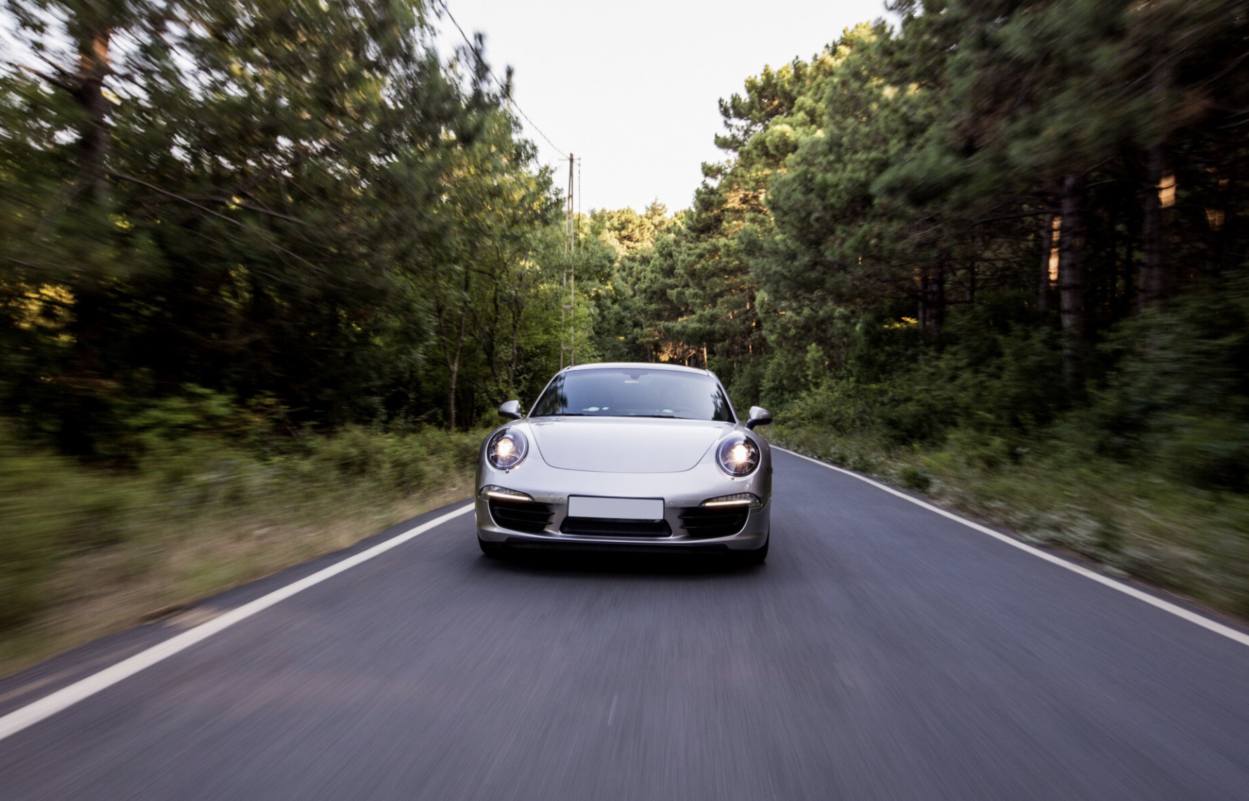 Машина едет по асфальтовой дороге