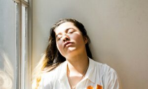 Уставшая женщина