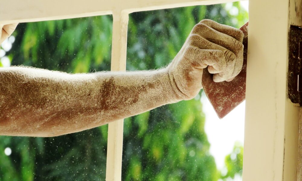 Человек моет окна