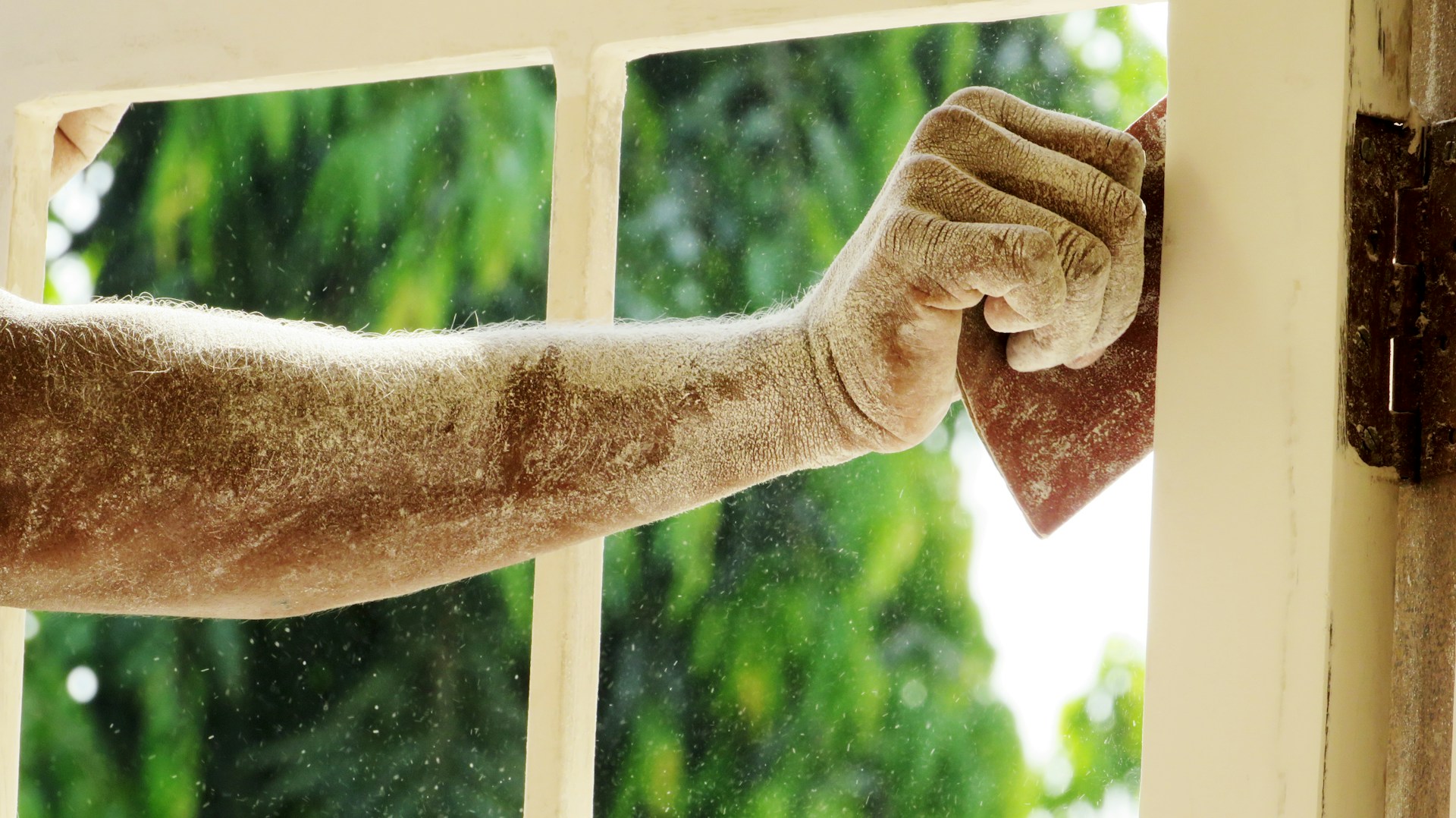 Человек моет окна