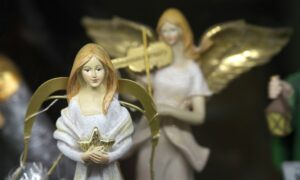 Две фигурки ангелочков