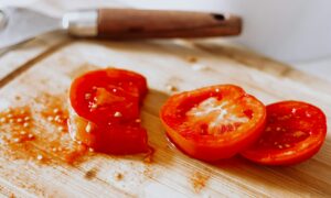 Кусочки помидора